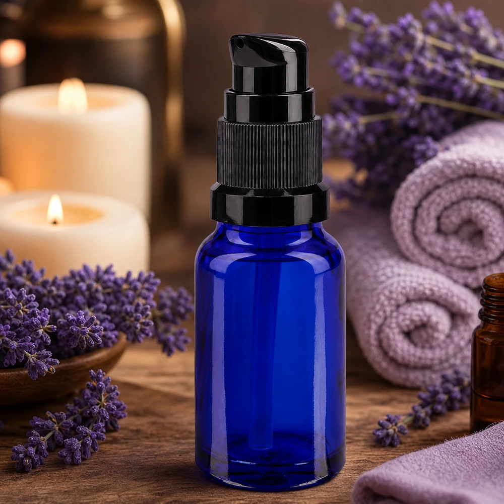 Petit flacon pompe bleu de 10 ml en verre d'apothicaire avec distributeur noir pour huiles essentielles