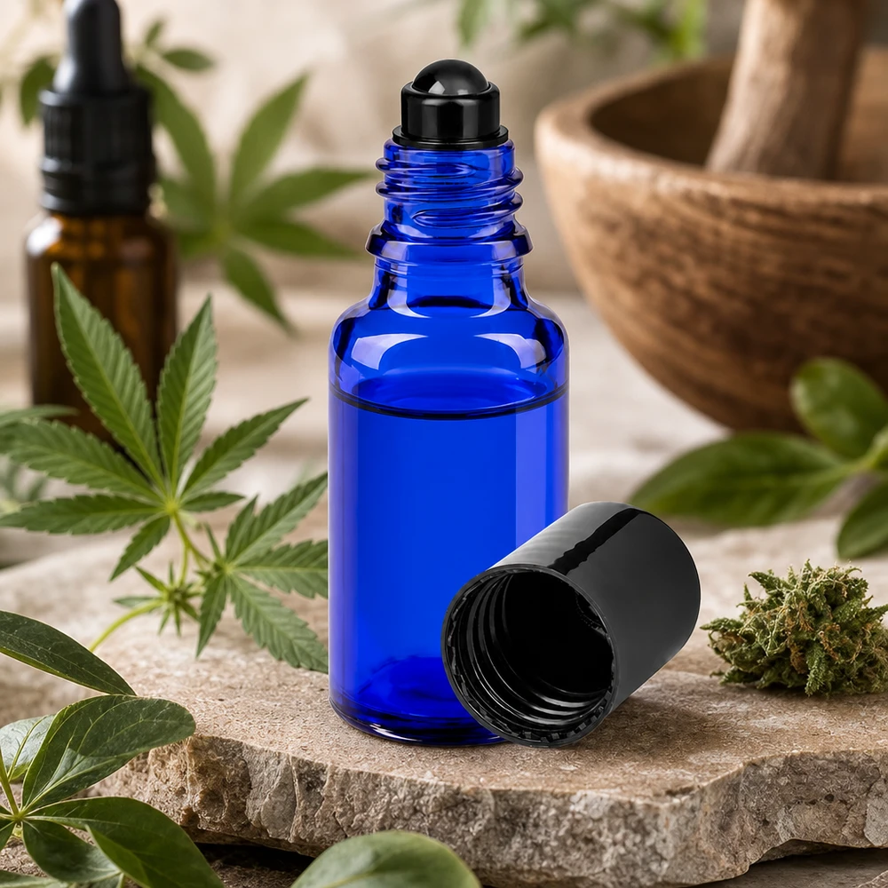 Flacon de déodorant en verre bleu 20 ml, déo à bille vide Petit flacon roll-on de 20 ml en verre d'apothicaire bleu, à côté d'un plant de cannabis et d'un mortier