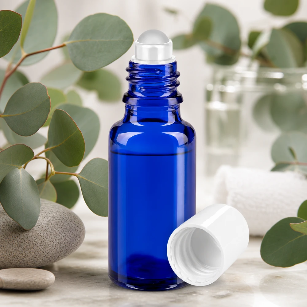 Flacon roll-on bleu de 20 ml en verre de pharmacie, orné de brindilles d'eucalyptus et de pierres naturelles