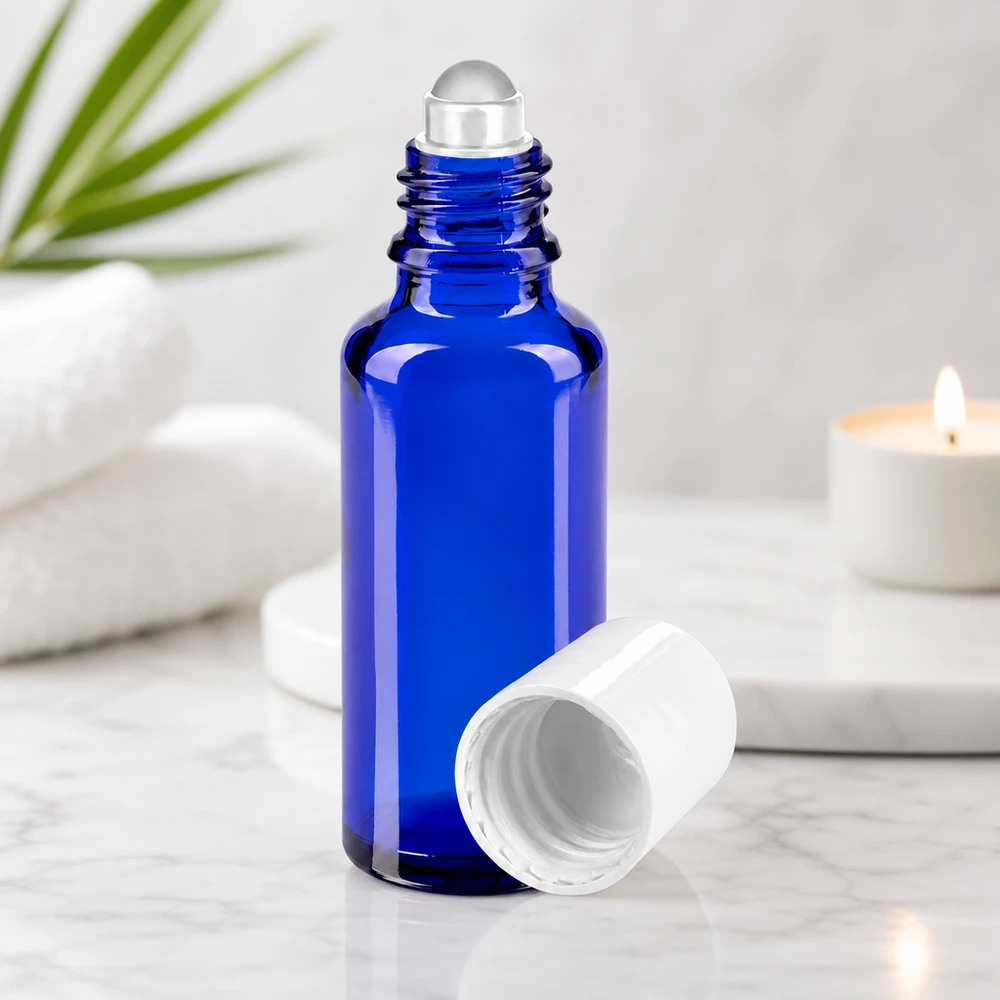 Flacon roll-on bleu de 30 ml en verre anti-UV, muni d'un bouchon standard blanc pour huiles essentielles