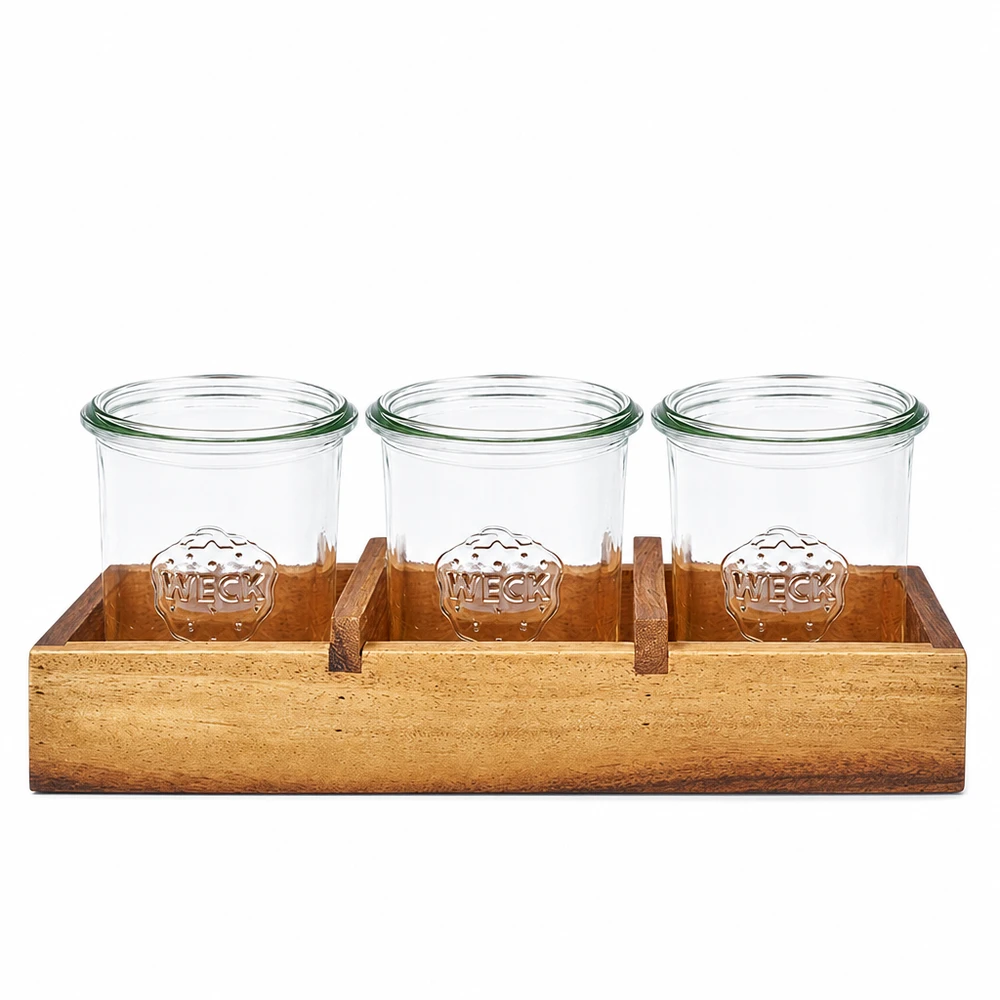 Plateau de présentation en bois daulne massif pour 3 bocaux Weck RR60 Verres WECK dans le plateau de service en acacia Box3 Vue de face trois verres à pied dans un support en bois veinure naturelle