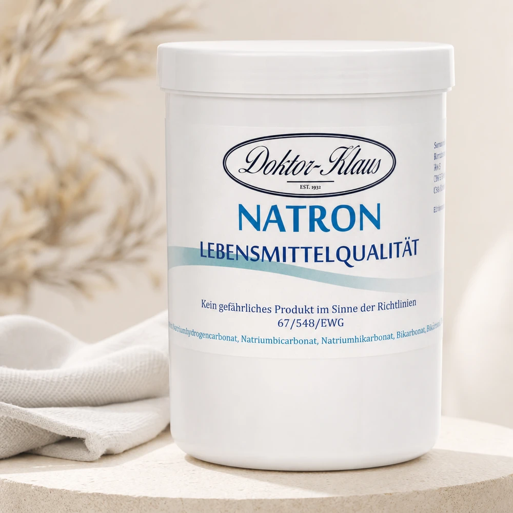 Bicarbonate de soude Doktor Klaus, en boîte blanche de 1000 g, apte à l’utilisation alimentaire Doktor Klaus Natron 1kg mit luftdichtem Verschluss neben naturfarbenem Geschirrtuch