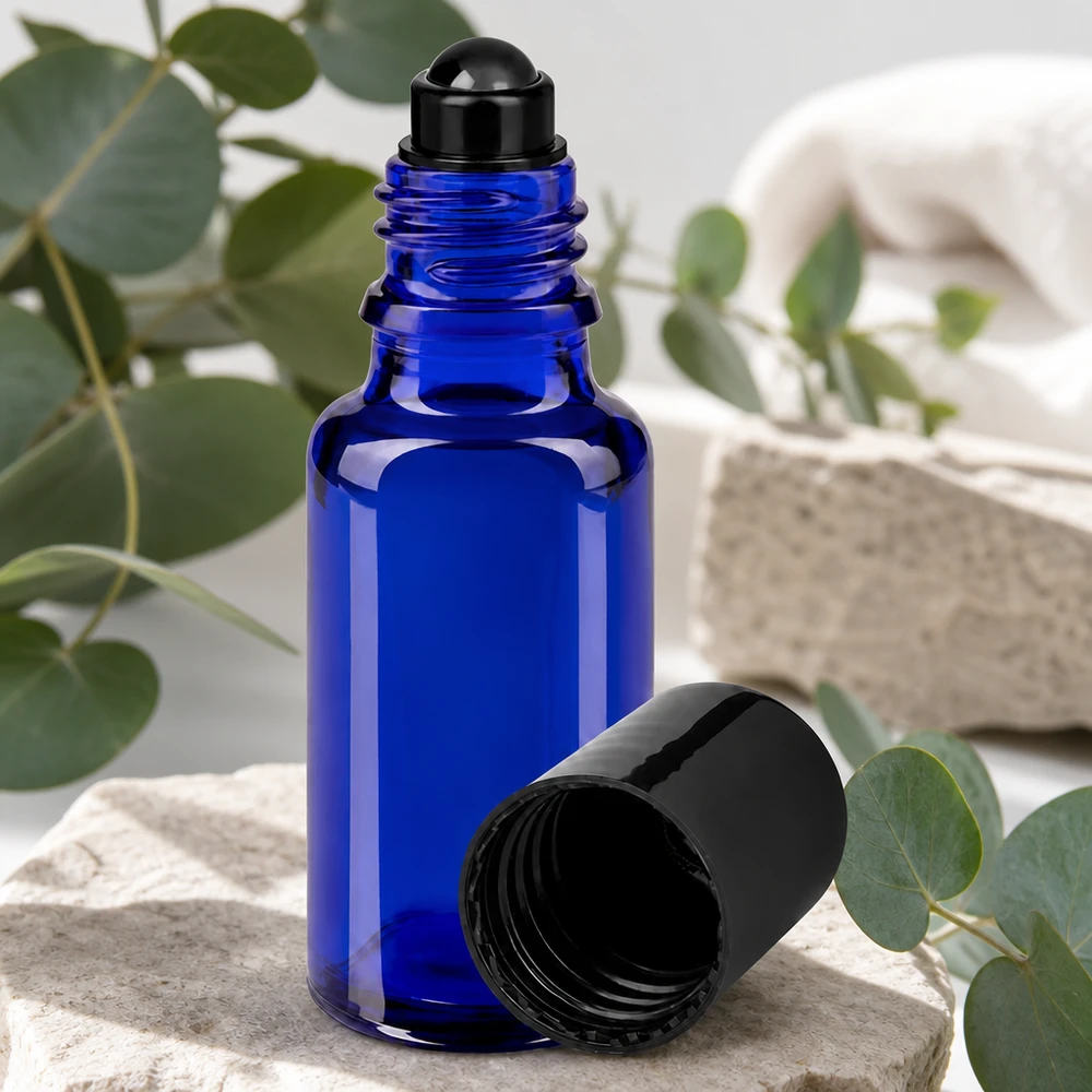 Flacon de déodorant en verre bleu 20 ml, déo à bille vide Flacon roll-on en verre de pharmacie bleu de 20 ml, muni d'un embout à bille noir et d'un bouchon ouvert