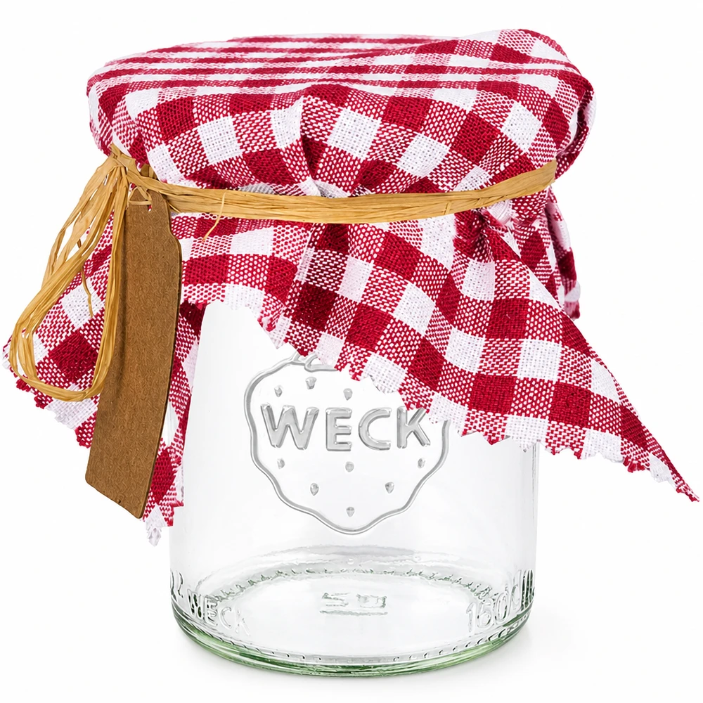Pot de conserve avec couvercle en tissu à carreaux rouges et blancs et raphia comme décoration de fermeture