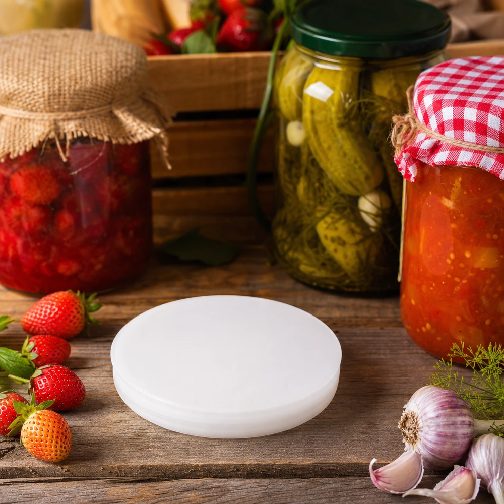 Couvercle en silicone blanc UNiTWIST RR80 entre les conserves de cornichons et les ingrédients frais cuisine rustique