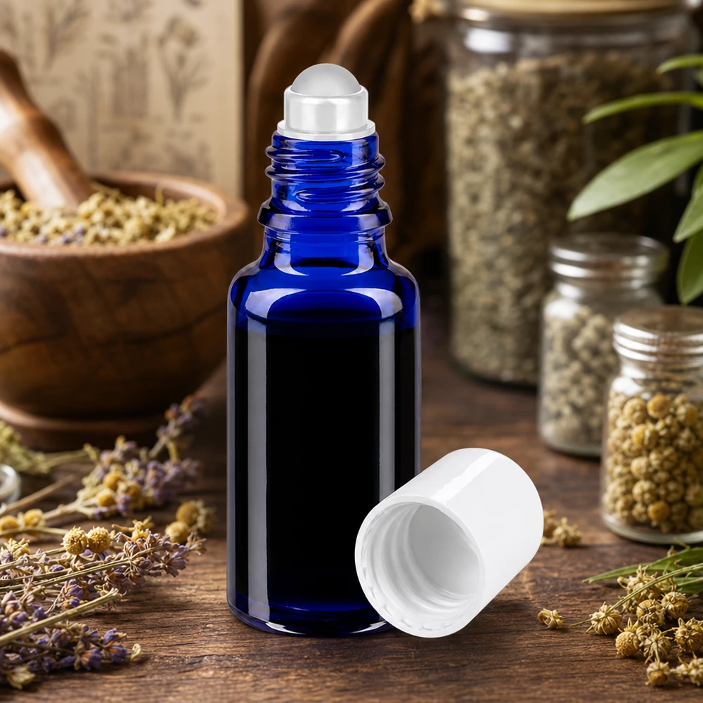 Flacon roll-on en verre d'apothicaire bleu de 20 ml avec bouchon à vis blanc, entre la lavande et les herbes aromatiques
