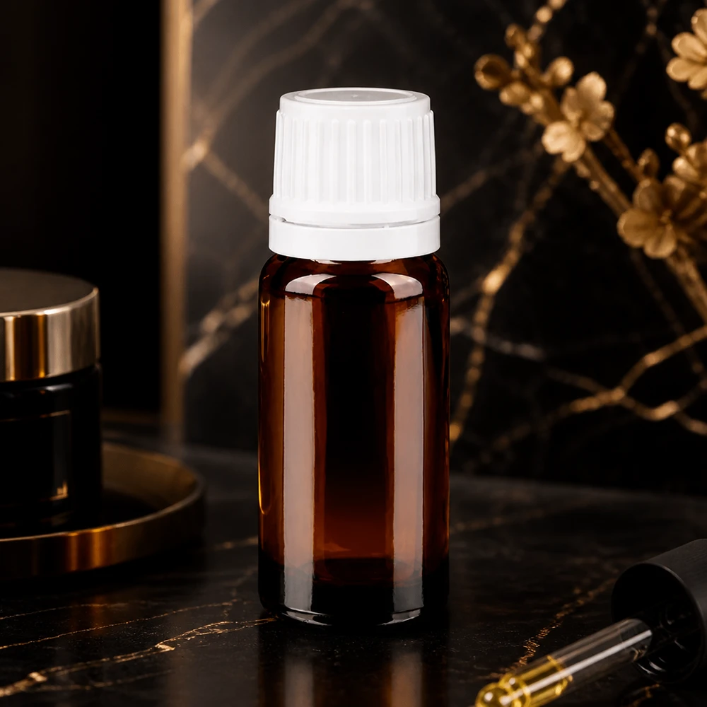 Flacon en verre ambré de 10 ml avec protection UV, muni d'un bouchon d'inviolabilité blanc et d'un compte-gouttes de précision de 0,7 mm