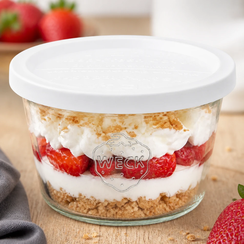 WECK Pot renversé 370ml RR100 avec dessert à la fraise et à la crème et fond graham cracker comme dessert à couches avec couvercle blanc