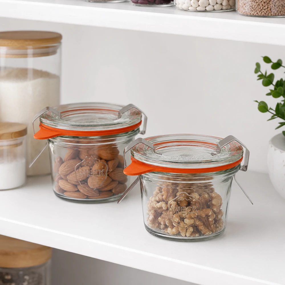 35ml bocal conique complet WECK RR40 WECK Pot renversé 35ml RR40 dans une cuisine moderne pour conserver avec style les noix et les provisions sèches