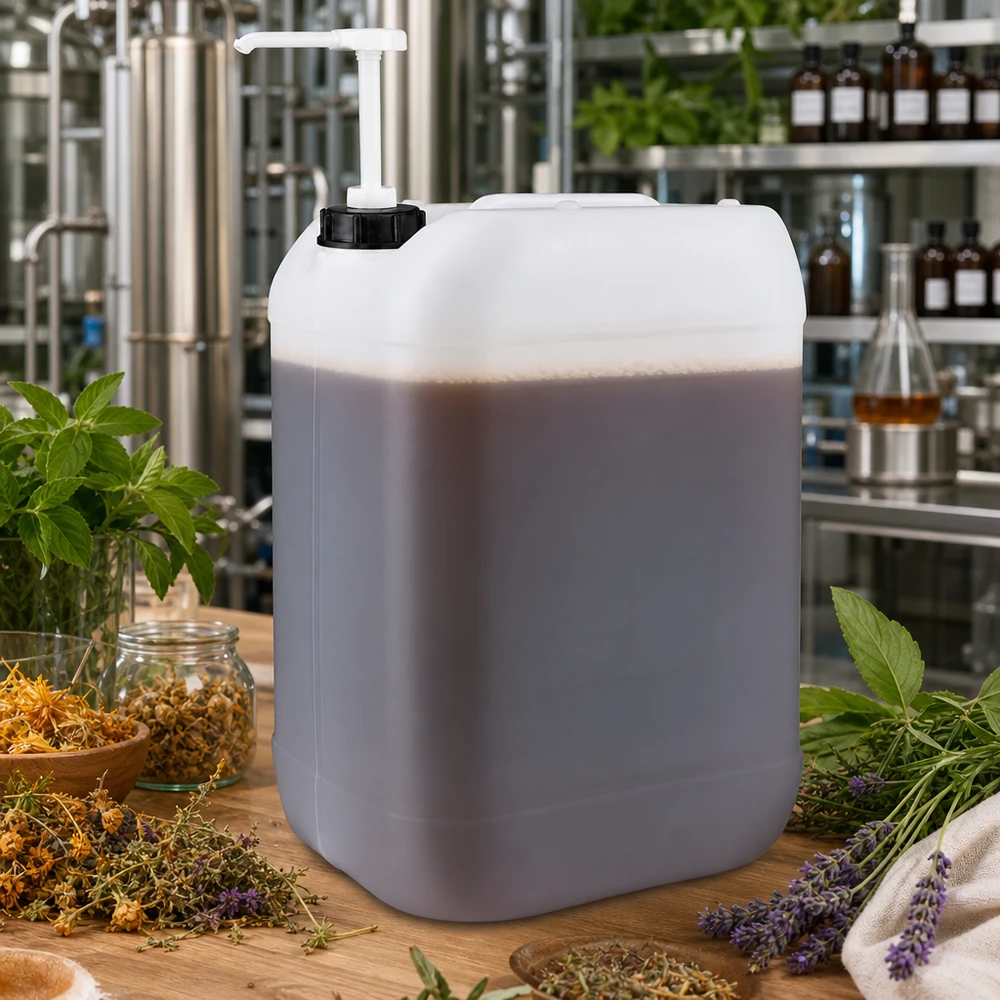 Bidon semi-transparent de 25 litres contenant un liquide brun et muni d'une pompe doseuse, dans un atelier d'herboristerie