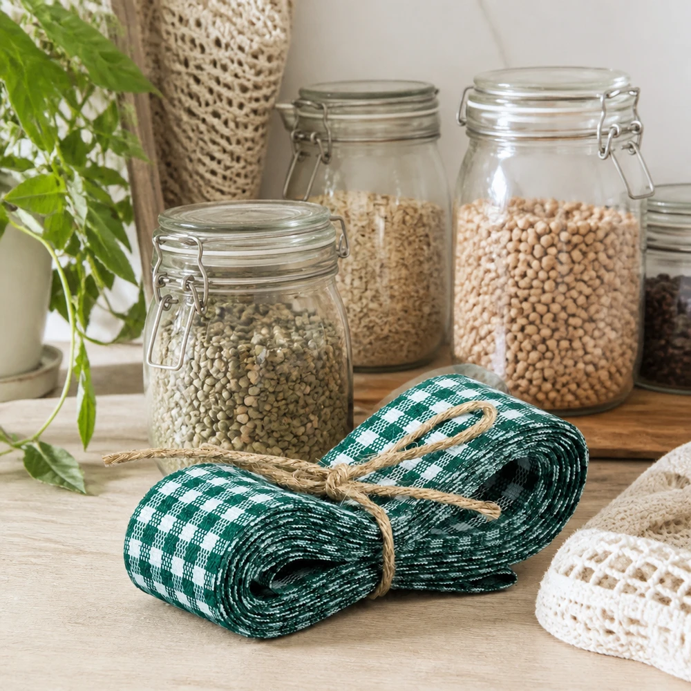 Ruban en tissu vert et blanc pour la décoration, 300 cm Grün-weißes Stoffband 300cm als Deko-Element mit Vorratsgläsern Hülsenfrüchten und nachhaltigen Textilien arrangiert