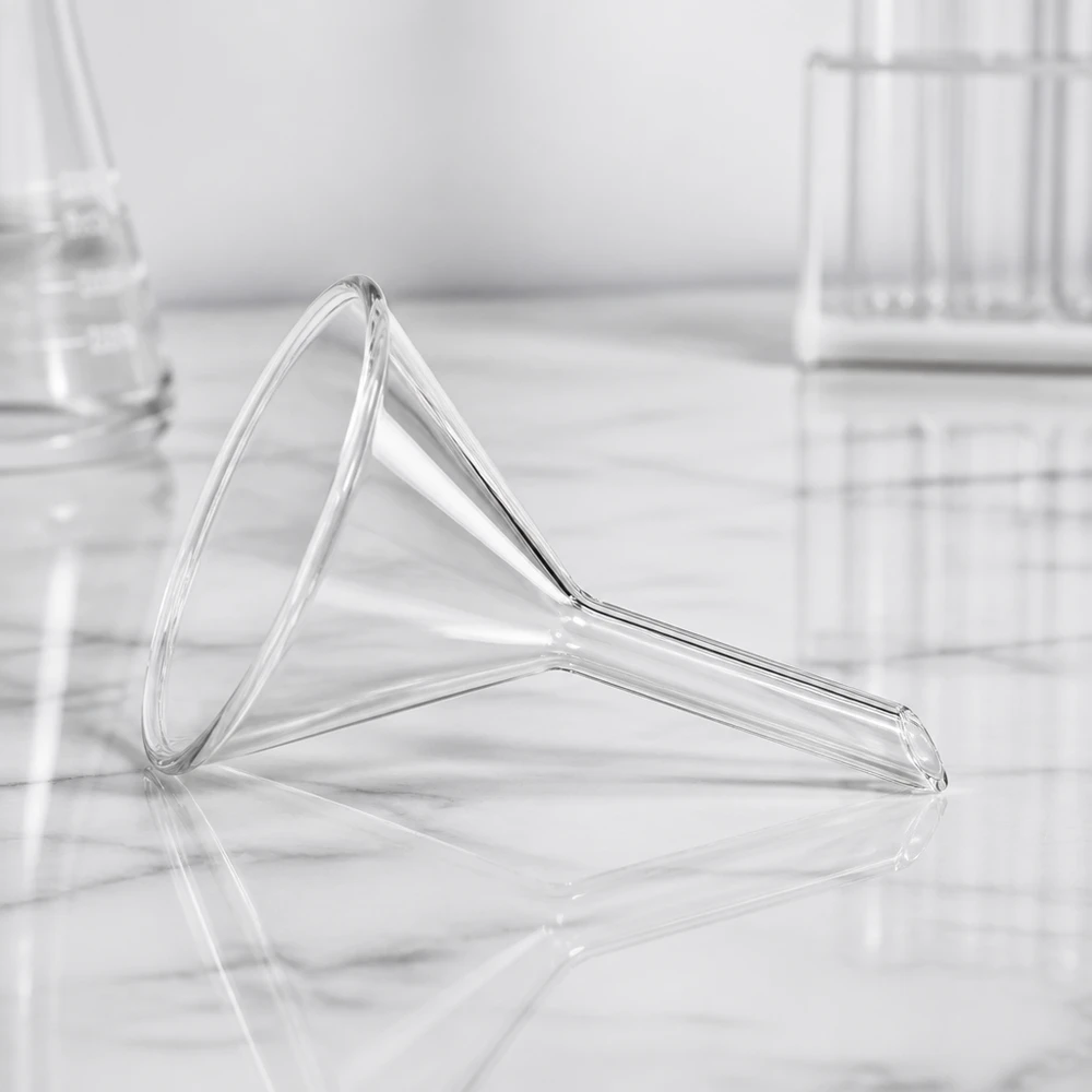 Entonnoir Ø 50mm - verre sodocalcique - angle 60° Entonnoir en verre de style court de 50mm de diamètre en verre sodo-calcique robuste pour les travaux de laboratoire