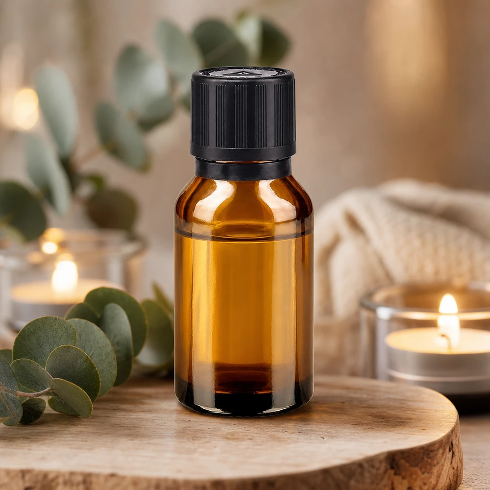 Flacon en verre ambré de 15 ml avec bouchon de sécurité pour enfants, posé sur un dessous-de-verre en bois parfumé à l'eucalyptus