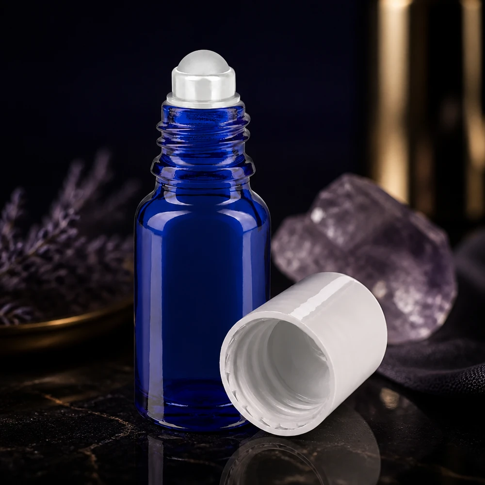 Flacon de pharmacie bleu 10ml Roll-On bouchon blanc Flacon en verre bleu cobalt de 10 ml avec un bouchon à vis blanc et une bille transparente sur fond noir