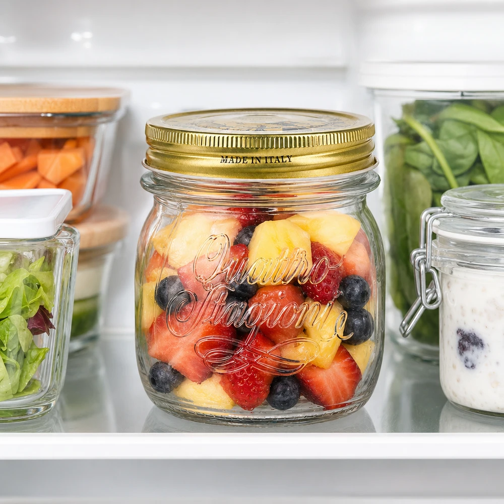 Verre rond 250ml Quattro Stagioni avec couvercle doré rempli de salade de fruits au réfrigérateur Made in Italy