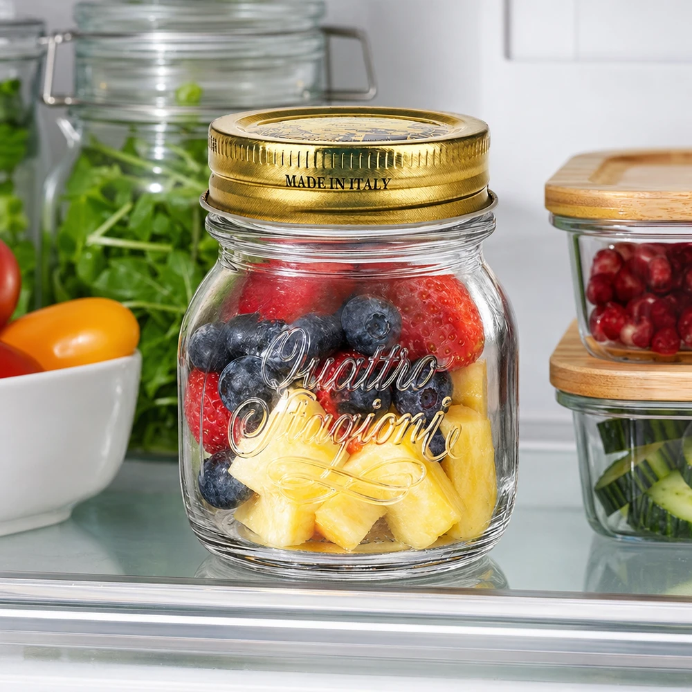 Verre rond 150ml « Quattro Stagioni » avec couvercle Pot rond Quattro Stagioni de 150 ml avec couvercle doré rempli de baies et d'ananas au réfrigérateur