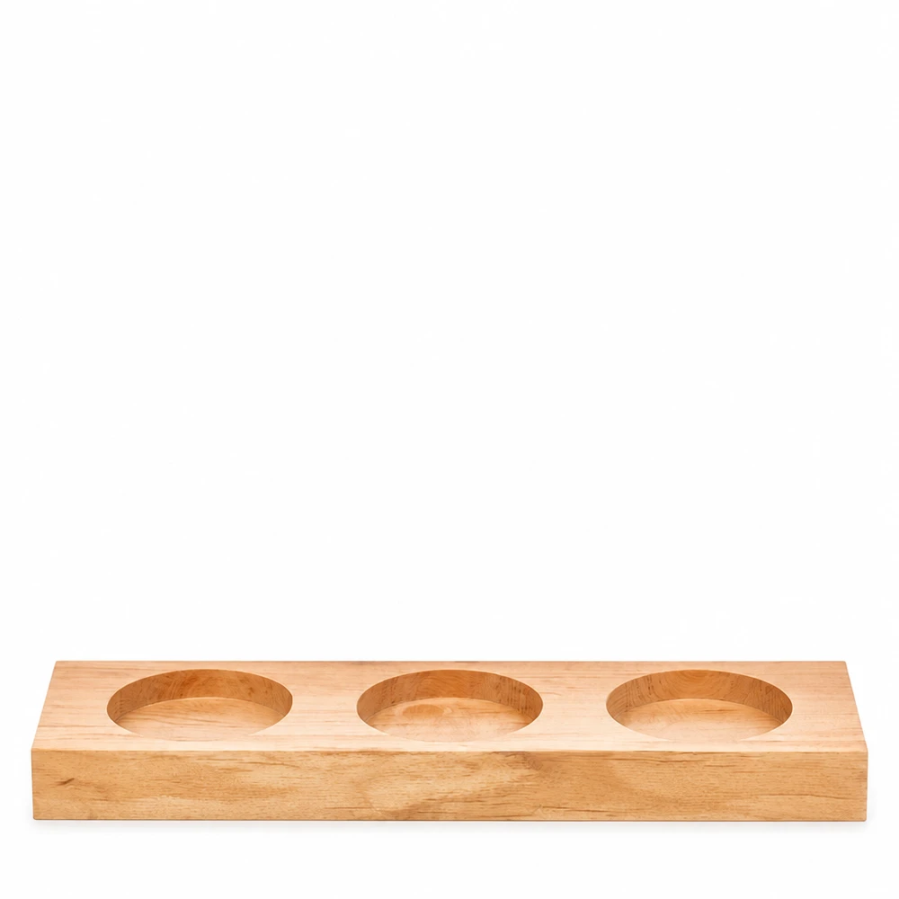 Planche de service Plano3 en bois avec trois encoches rondes pour les verres à pied WECK sur fond blanc