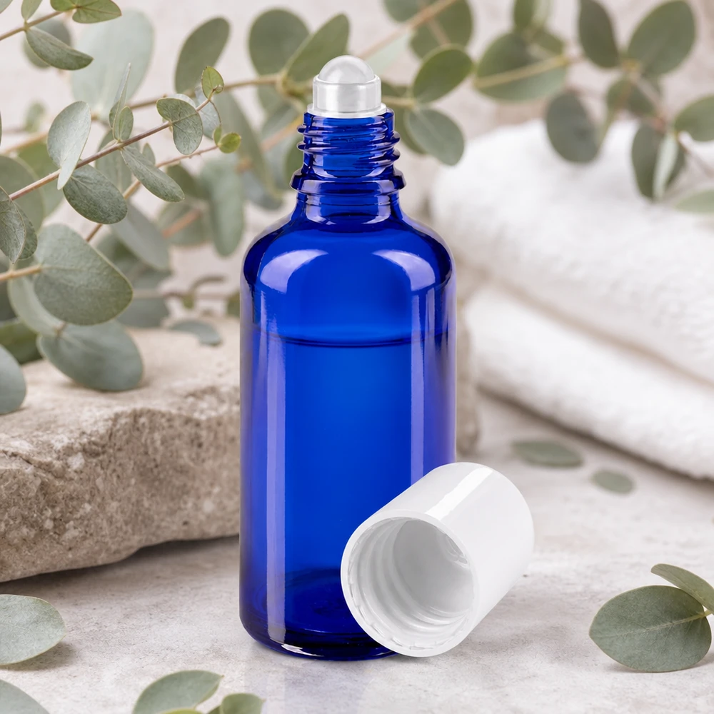 Flacon roulant bleu en verre d'apothicaire de 50 ml, muni d'un applicateur à bille en acier inoxydable et d'un bouchon blanc ouvert