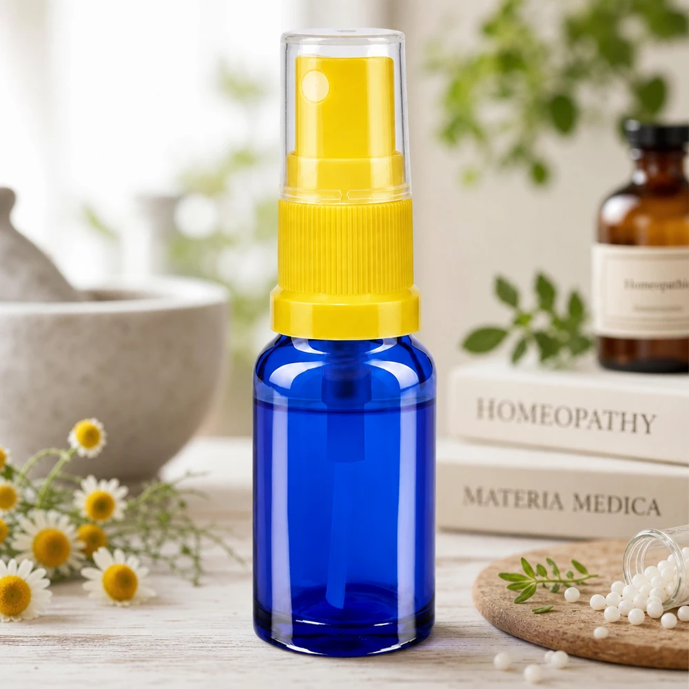 Flacon de pharmacie bleu 10ml embout spray jaune Flacon vaporisateur homéopathique de 10 ml en verre bleu avec pompe vaporisatrice jaune, modèle STD, ApoGlas