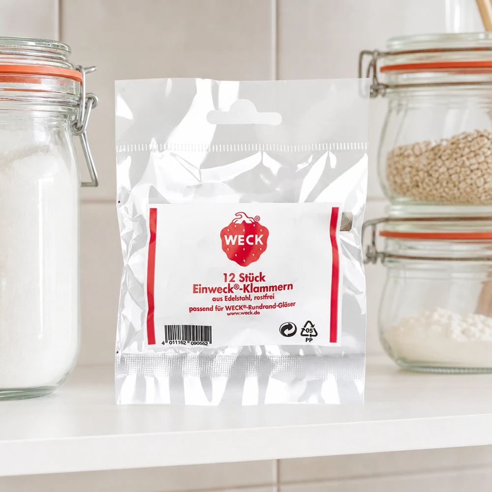 12x attache pour conserve WECK WECK Agrafes Emballage de produit dans la cuisine entre des bocaux de stockage avec de la farine de céréales sur un plan de travail blanc Ambiance cuisine