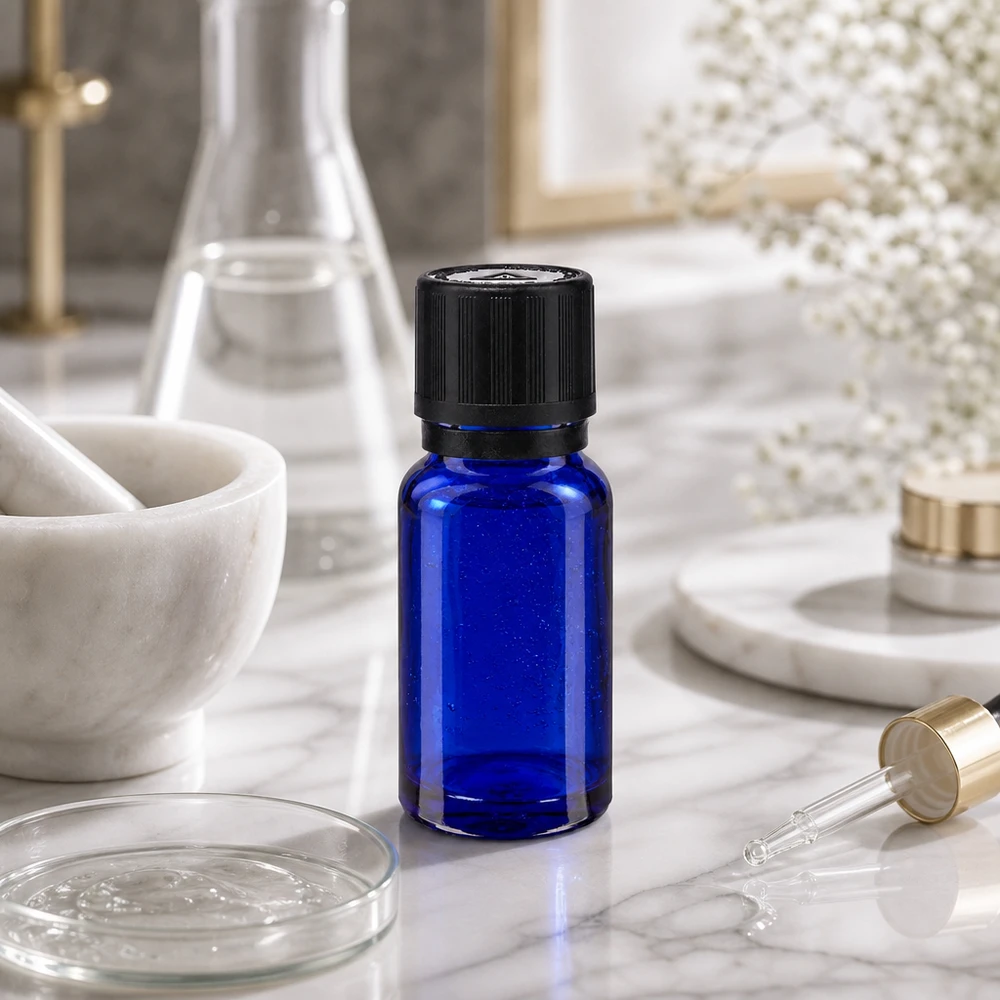 Flacon de pharmacie bleu 10ml bouchon inviolable blanc 1mm,séc. enf. bouchon inviolabilité Flacon en verre bleu de 10 ml muni d'un bouchon compte-gouttes noir, posé sur du marbre à côté d'un ballon d'Erlenmeyer et d'un mortier