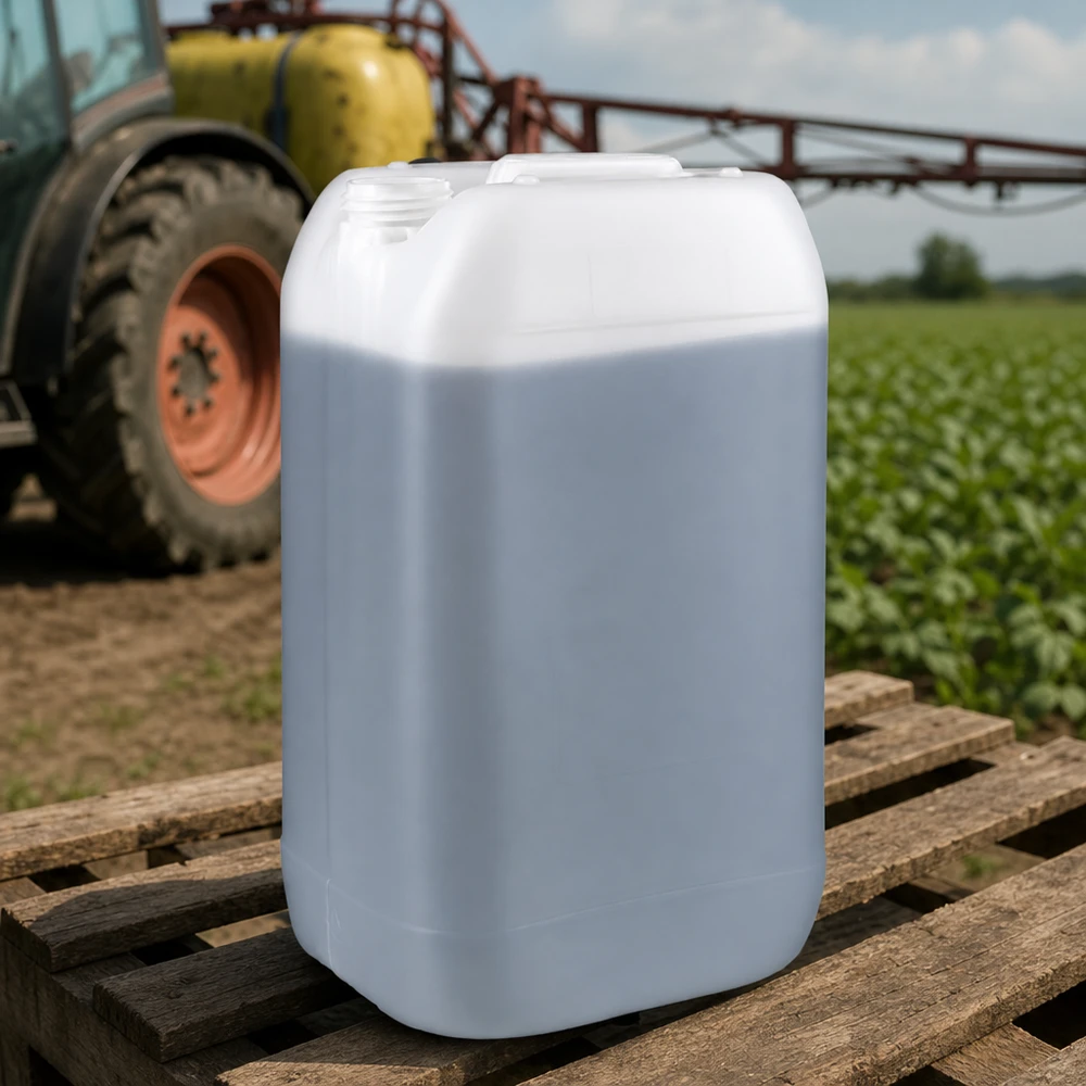 Bidon robuste de 15 litres sans bouchon, posé sur une palette en bois devant un tracteur agricole