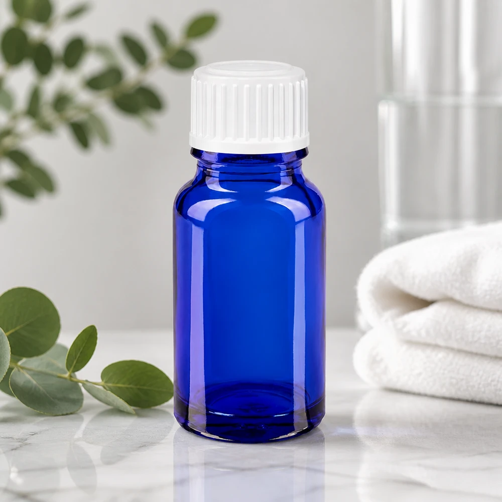 Petit flacon de pharmacie bleu de 10 ml en verre borosilicaté, muni d'un bouchon compte-gouttes blanc
