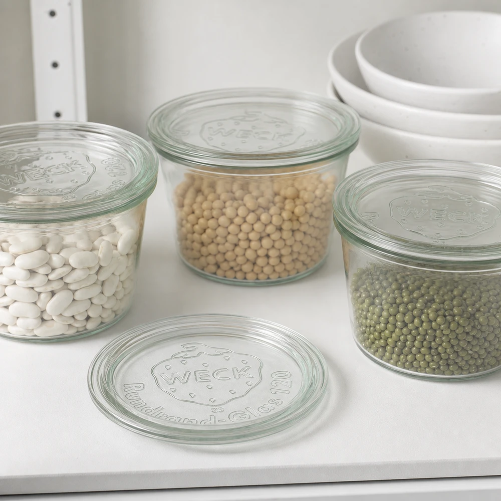 WECK Couvercle en verre RR120 Set de bocaux à provisions remplis pour les haricots Petits pois et légumineuses dans la cuisine blanche