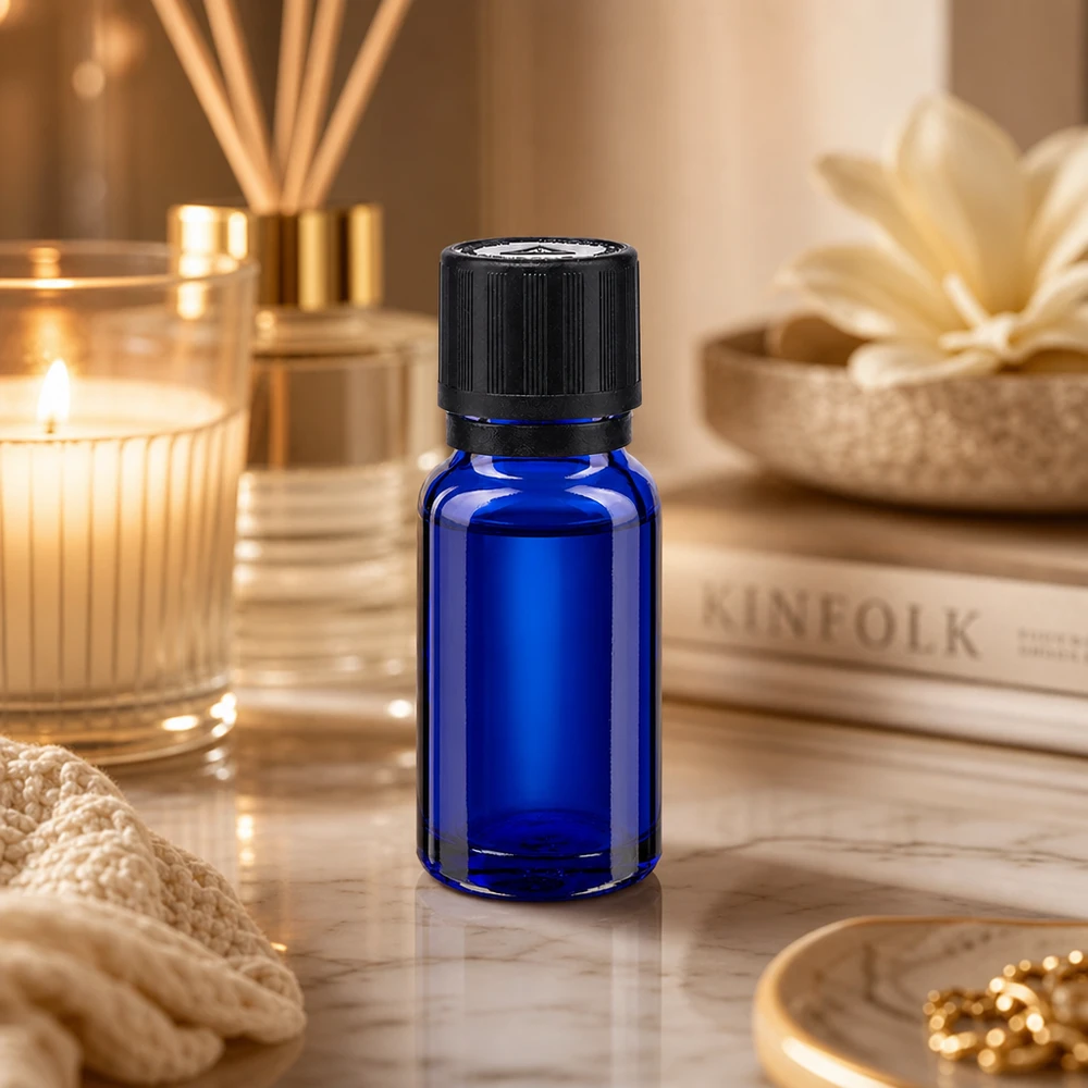 Flacon de pharmacie bleu 10ml bouchon inviolable blanc 1mm,séc. enf. bouchon inviolabilité Petite bouteille en verre bleue de 10 ml avec bouchon de sécurité noir pour enfants, posée sur un élégant socle en marbre