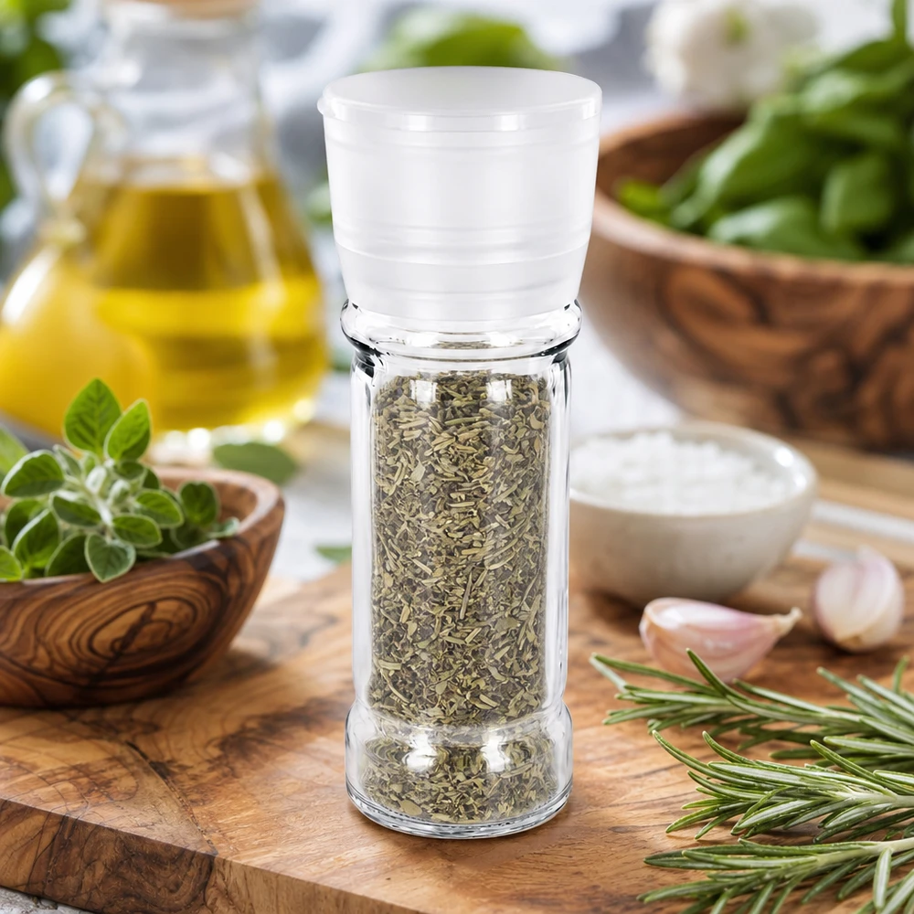 Pot à épices de 100 ml avec moulin blanc, rempli d'herbes aromatiques, notamment du romarin et de l'ail