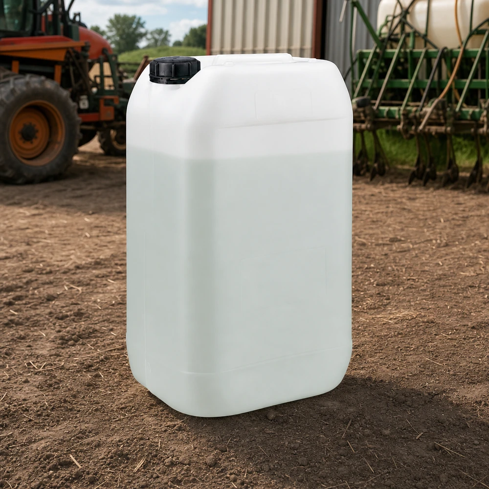 Jerrican de 15 litres avec bouchon à vis Bidon agricole de 15 litres muni d'un bouchon inviolable, posé sur un champ devant un tracteur