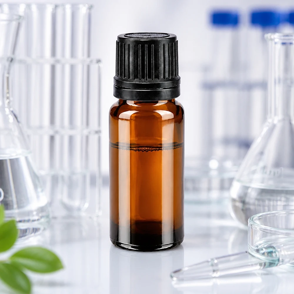 Flacon en verre ambré de 10 ml muni d'un bouchon à vis noir et d'un compte-gouttes, destiné à un usage en laboratoire