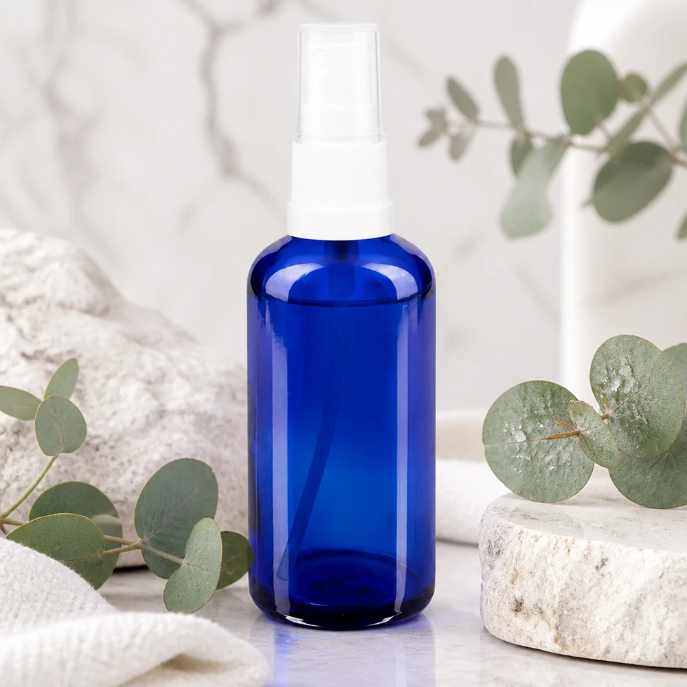 Flacon de pharmacie bleu 50ml embout spray blanc Flacon vaporisateur en verre bleu de 50 ml avec vaporisateur blanc, sur fond marbré, au parfum d'eucalyptus