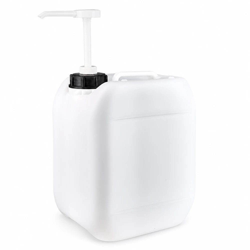 Bidon en plastique blanc de 5 litres muni d'une pompe doseuse blanche sur un bouchon à vis noir