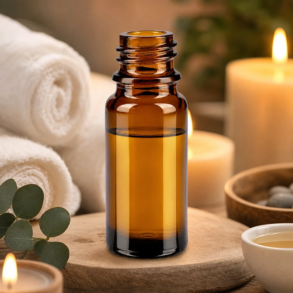 Bouteille de pharmacie brune de 10 ml ApoGlas avec des huiles essentielles entre des serviettes blanches et des bougies allumées