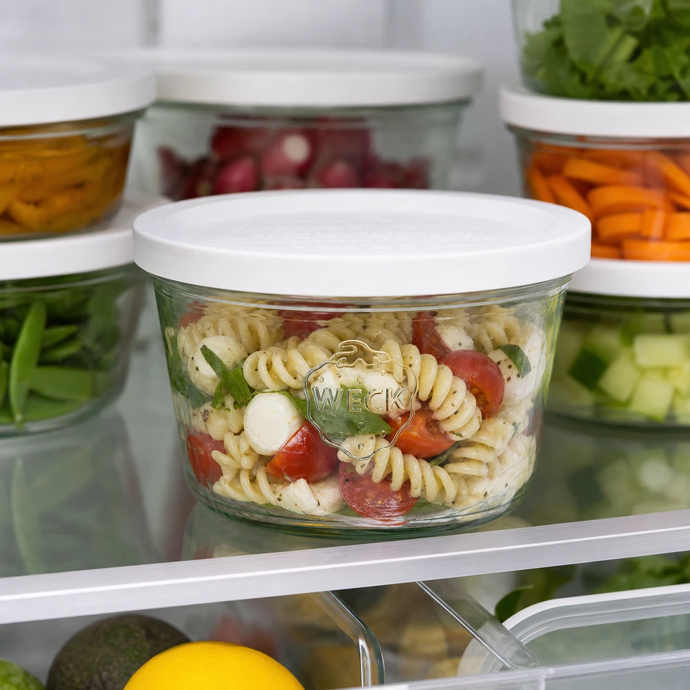 Bocal en verre de 370 ml avec couvercle hermétique WECK RR100 WECK Pot renversé 370ml RR100 rempli de salade de pâtes dans le réfrigérateur pour une conservation fraîche des aliments