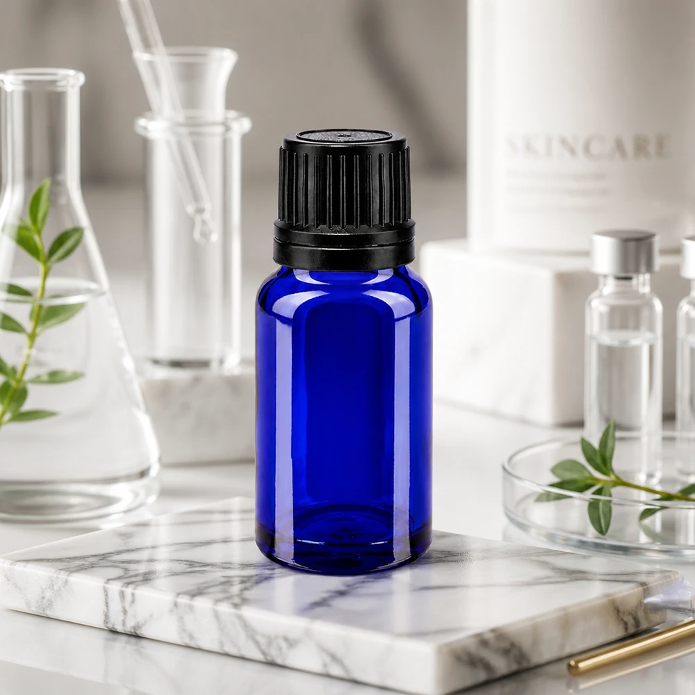 Flacon de pharmacie bleu 10ml bouchon vissable noir bague de coulée bouchon d'inviolabilité Flacon de pharmacie bleu de 10 ml muni d'un bouchon OV noir, posé sur un plateau en marbre dans un décor de laboratoire