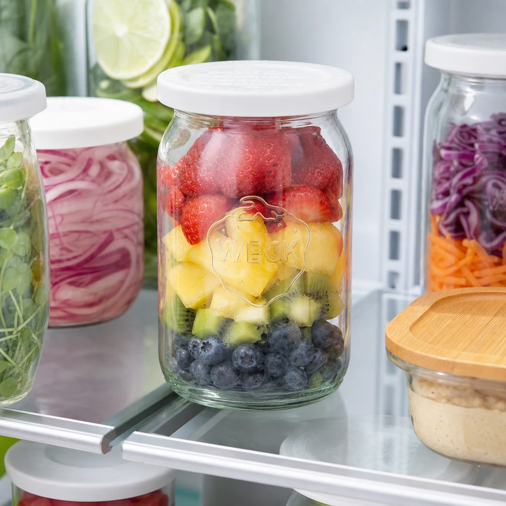 145ml bocal cylindrique avec couvercle fraîcheur WECK RR40 WECK RR40 Pot cylindrique 145ml rempli de fruits au réfrigérateur pour la préparation du Meal Prep avec baies et kiwi