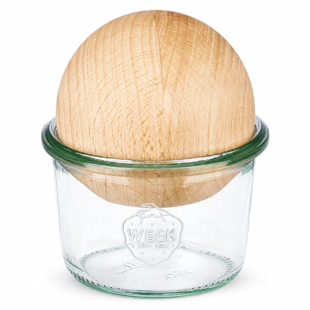 WECK Verre renversé 80ml RR60 avec boule en bois de hêtre comme couvercle sur fond blanc
