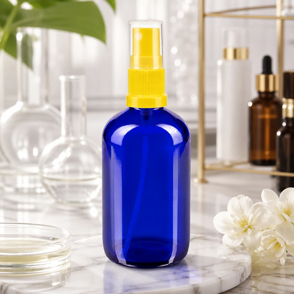 Flacon de pharmacie bleu 100ml embout spray jaune Flacon en verre bleu de 100 ml avec vaporisateur jaune. Protection contre les UV grâce au verre de pharmacie bleu cobalt.