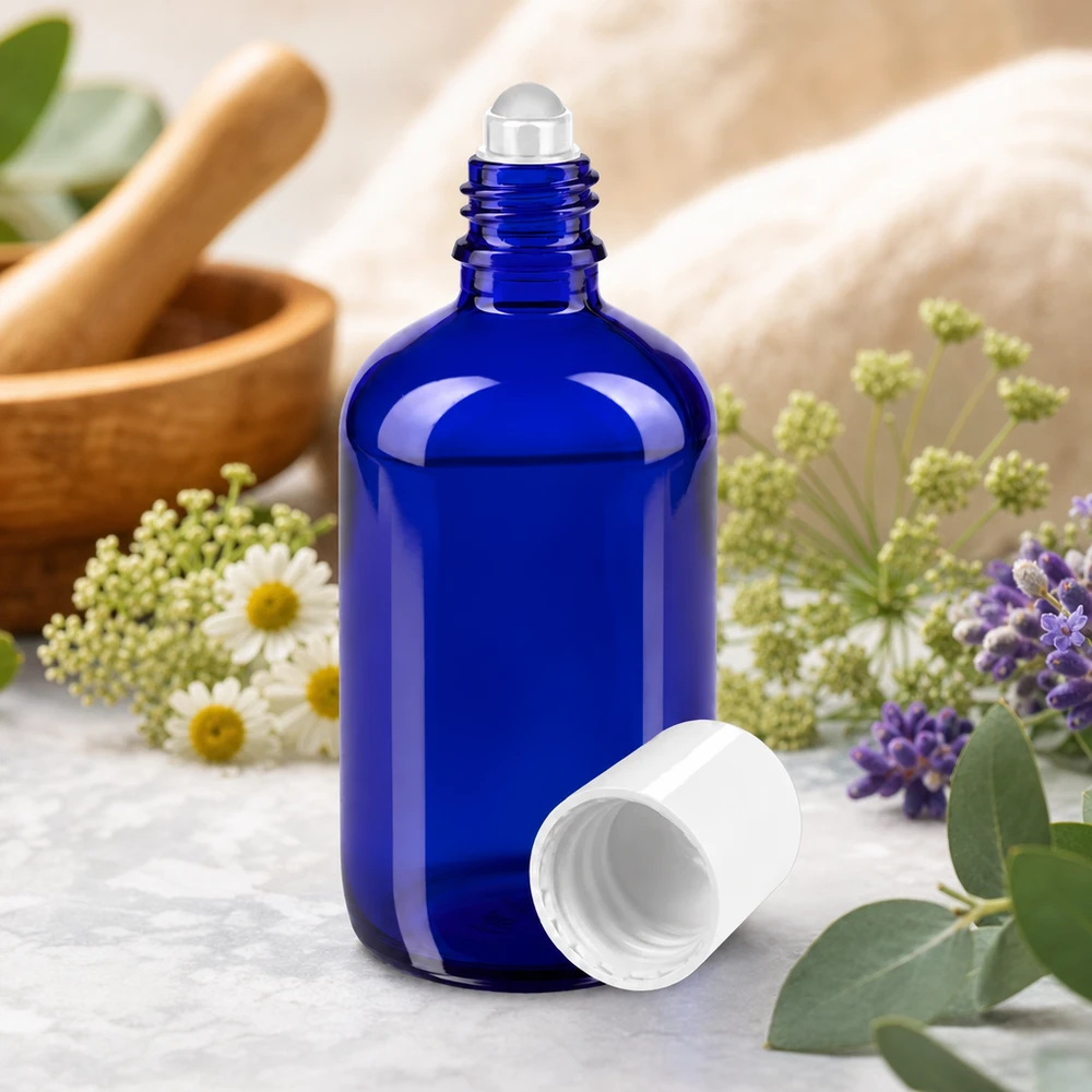 Flacon roller ApoGlas bleu de 100 ml contenant des herbes, avec un mortier en bois en arrière-plan
