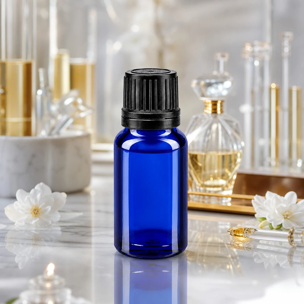 Flacon en verre bleu de 10 ml avec bouchon d'origine noir, posé sur du marbre parmi des flacons de parfum