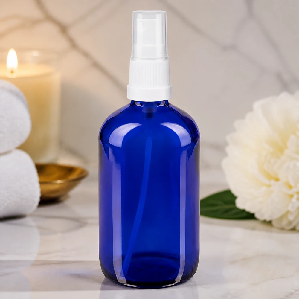 Flacon de pharmacie bleu 100ml embout spray blanc Flacon pulvérisateur bleu de 100 ml, de type pharmacie, en verre de haute qualité, muni d'un vaporisateur à pompe transparent
