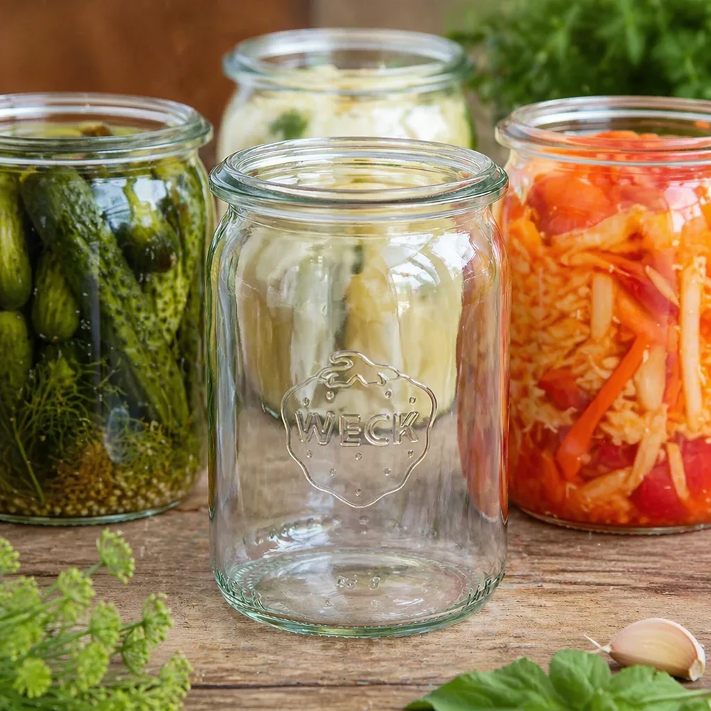 WECK Pot cylindrique 145ml RR40 vide entre les bocaux remplis de légumes marinés et de fermentation sur plateau en bois